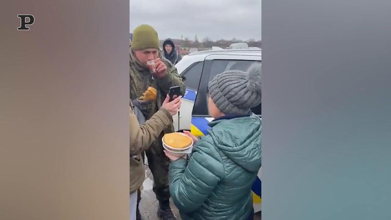 Soldato russo si arrende, le donne ucraine lo accolgono e gli offrono da mangiare | Video