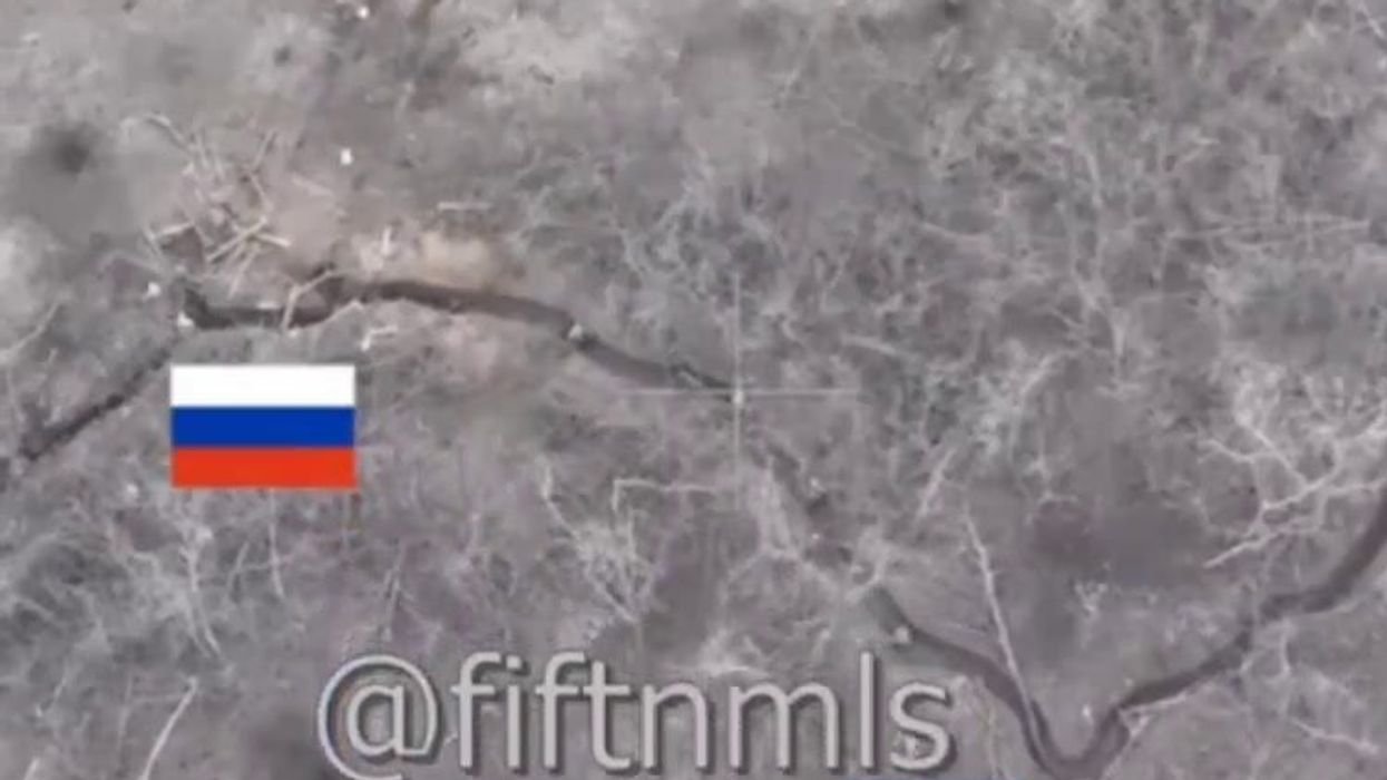 Soldato russo uccide due prigionieri ucraini | video
