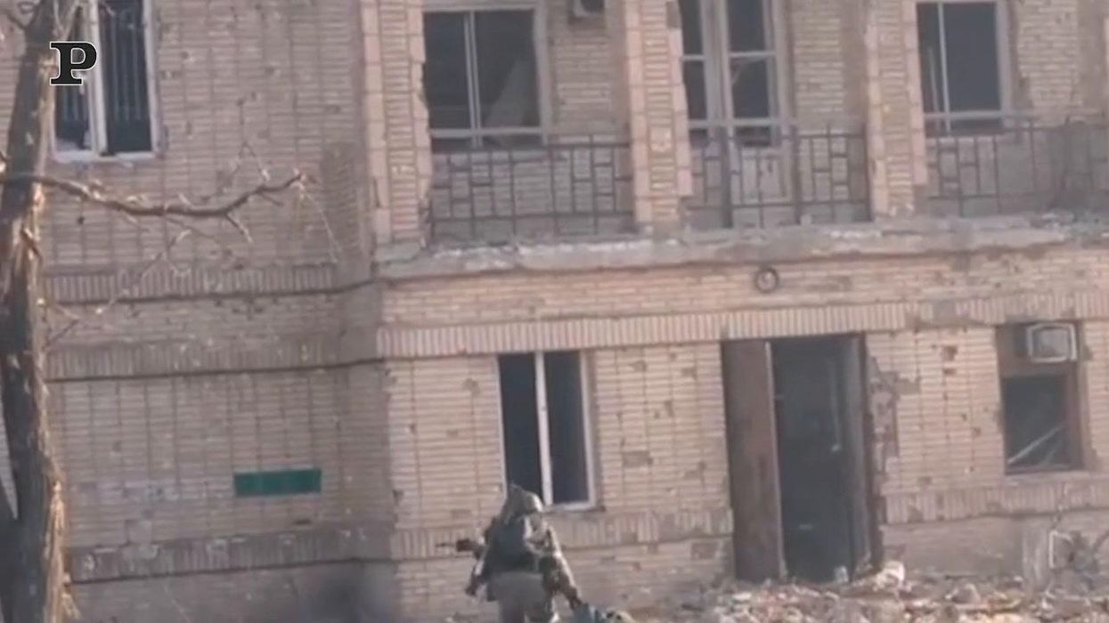 Soldato russo viene colpito tra le vie di Mariupol | Video