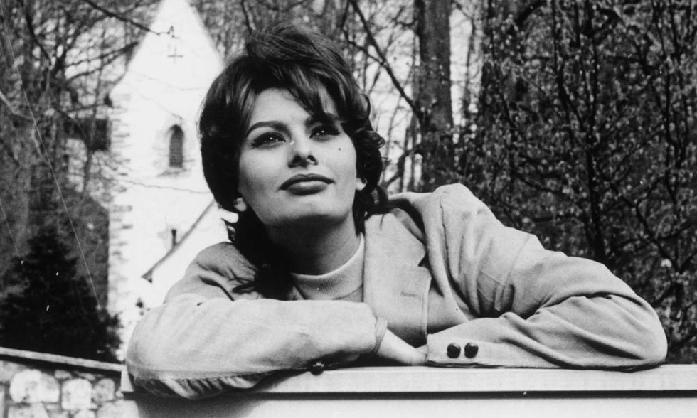 Sophia Loren si appoggia sul cancello di casa