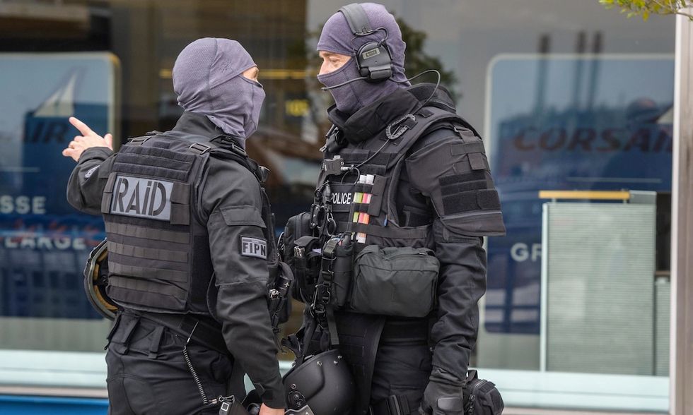 sospetto terrorista ucciso parigi orly