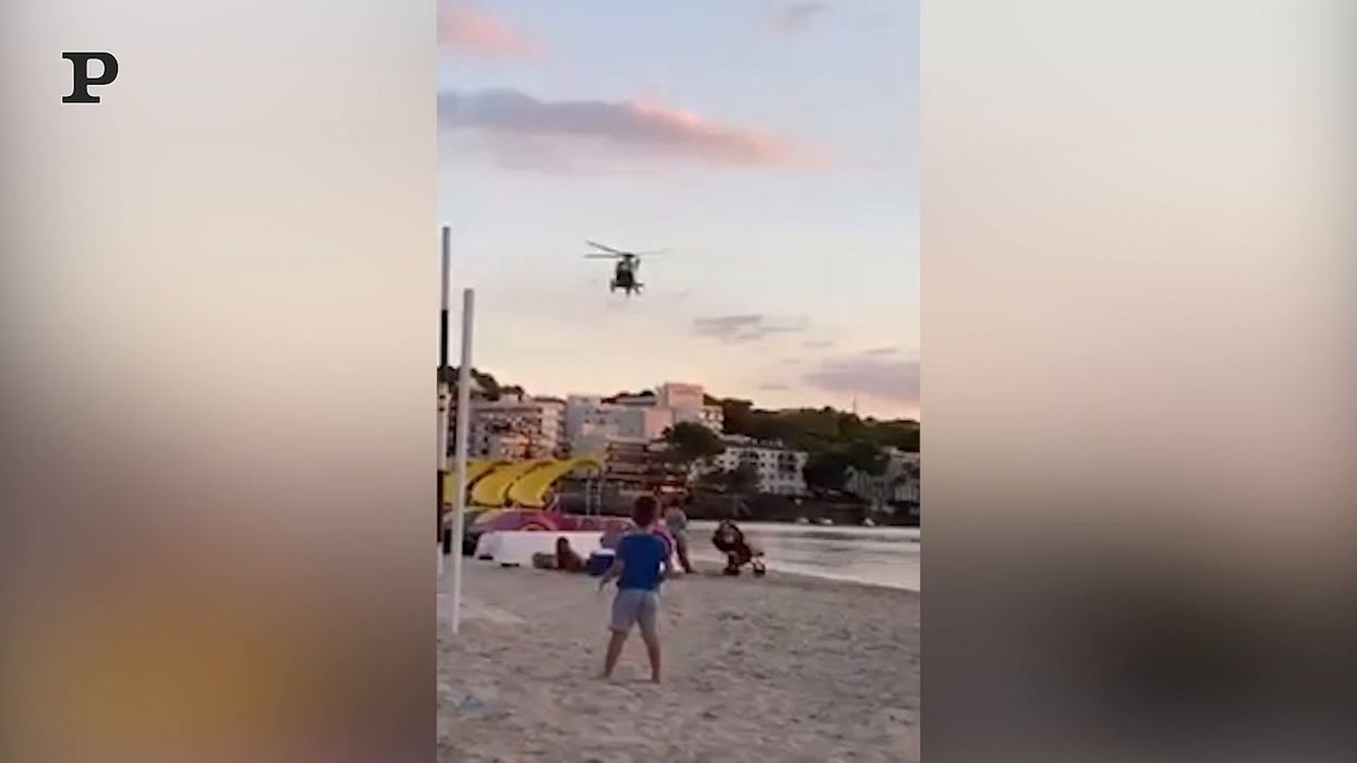 Maiorca, elicottero allontana i bagnanti sulla spiaggia