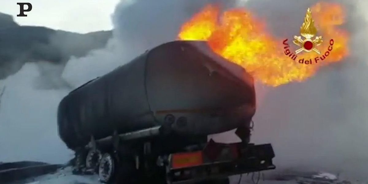 Spoleto, autocisterna piena di benzina in fiamme: chiusa la Flaminia | Video