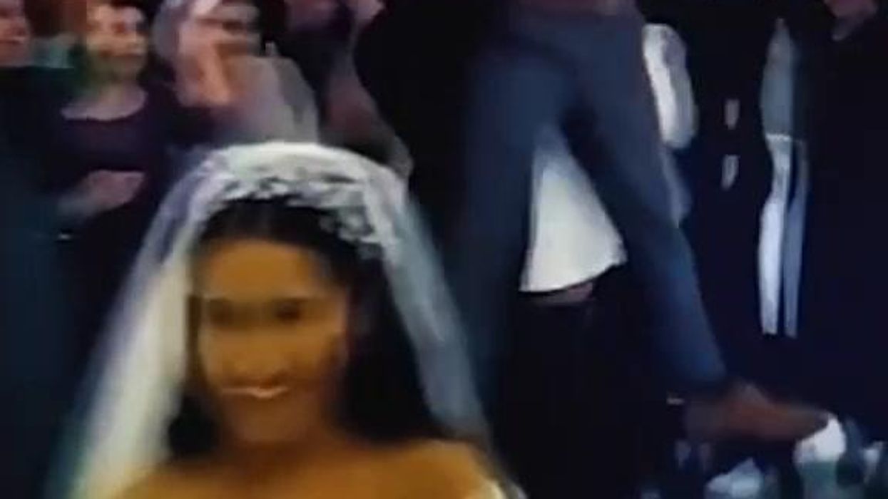 Sposa lancia bouquet ma lo prende lo sposo | video