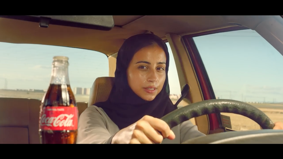 spot coca cola a favore domme arabia saudita guidare patente