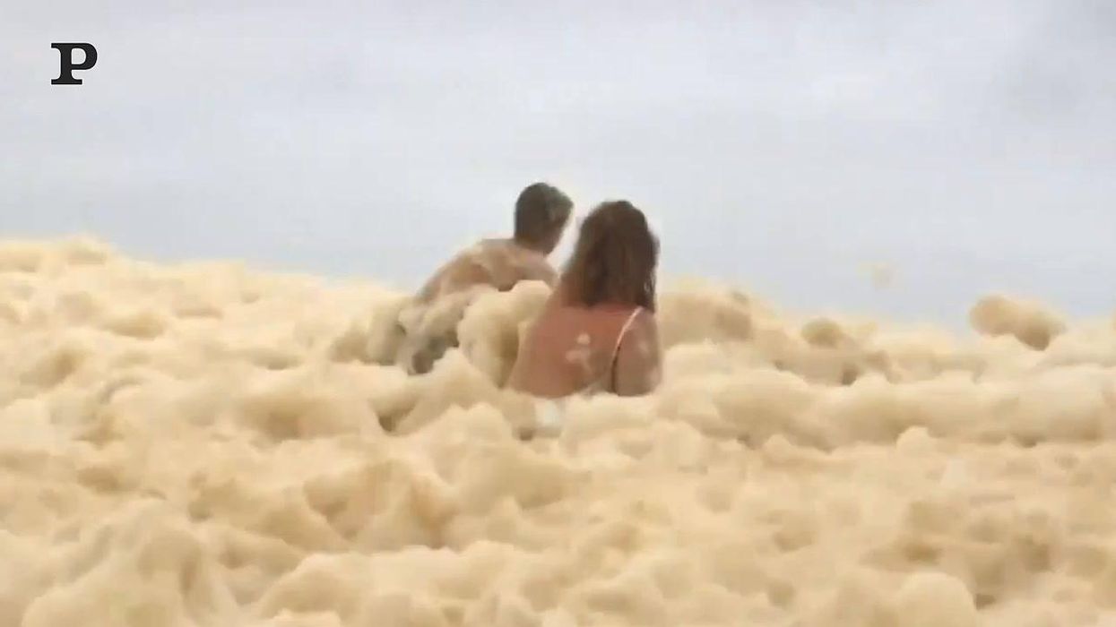 Schiuma invade le spiagge in Australia | video
