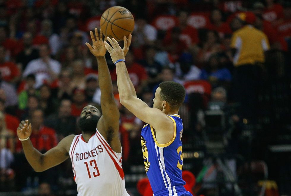 Nba playoff: Golden State vince a Houston ma Curry si infortuna