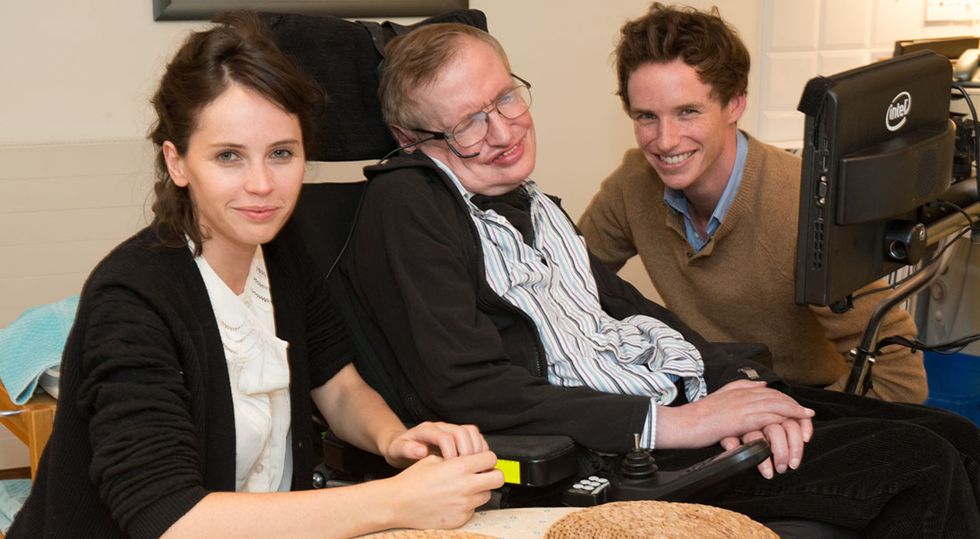 Stephen Hawking con Felicity Jones e Eddie Redmayne
