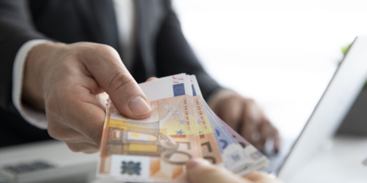 ​Stipendi, euro, banconote