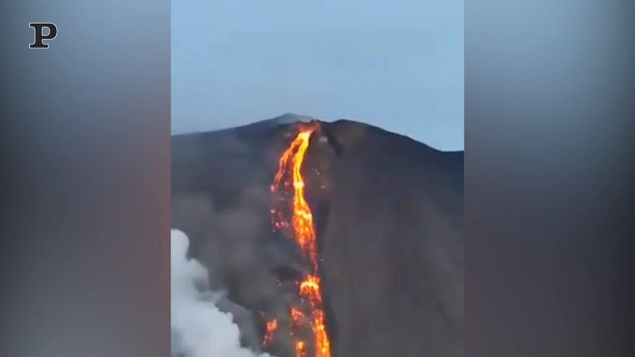 Stromboli, le immagini della nuova spettacolare eruzione | video