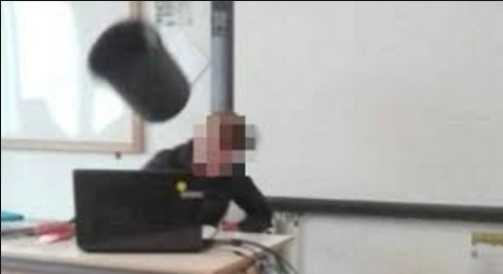 studente lancia cestino contro professoressa in classe mirandola