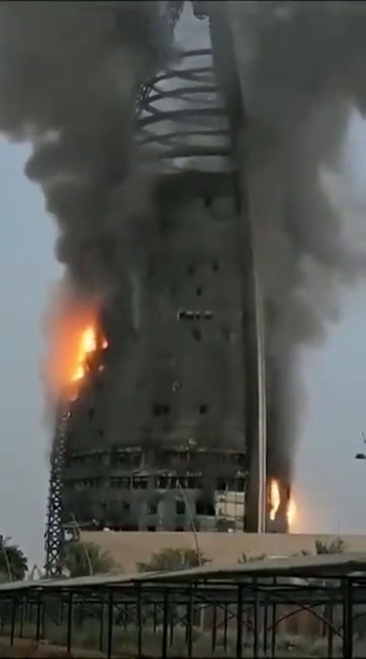 Sudan, grattacielo in fiamme dopo gli scontri civili | video