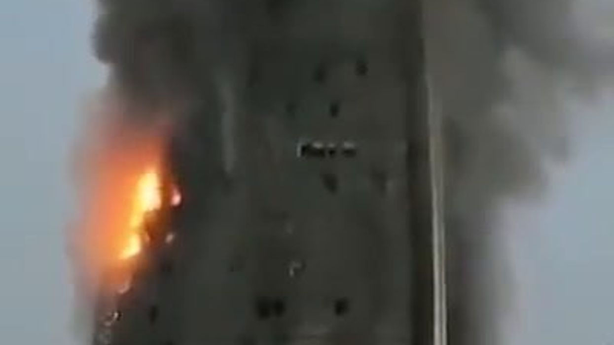 Sudan, grattacielo in fiamme dopo gli scontri civili | video