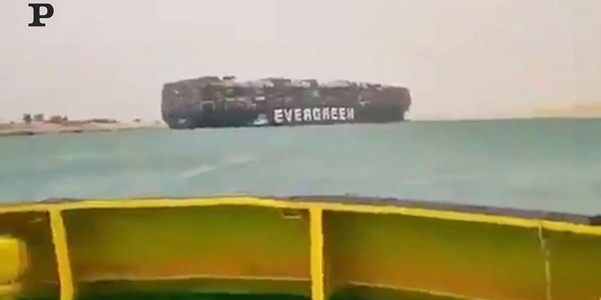 Enorme portacontainer si incastra e blocca il Canale di Suez | video
