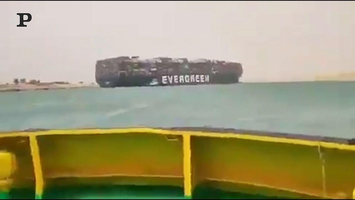Enorme portacontainer si incastra e blocca il Canale di Suez | video