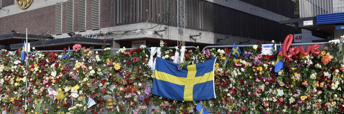 ​Svezia, fiori per le vittime di un attentato terroristico