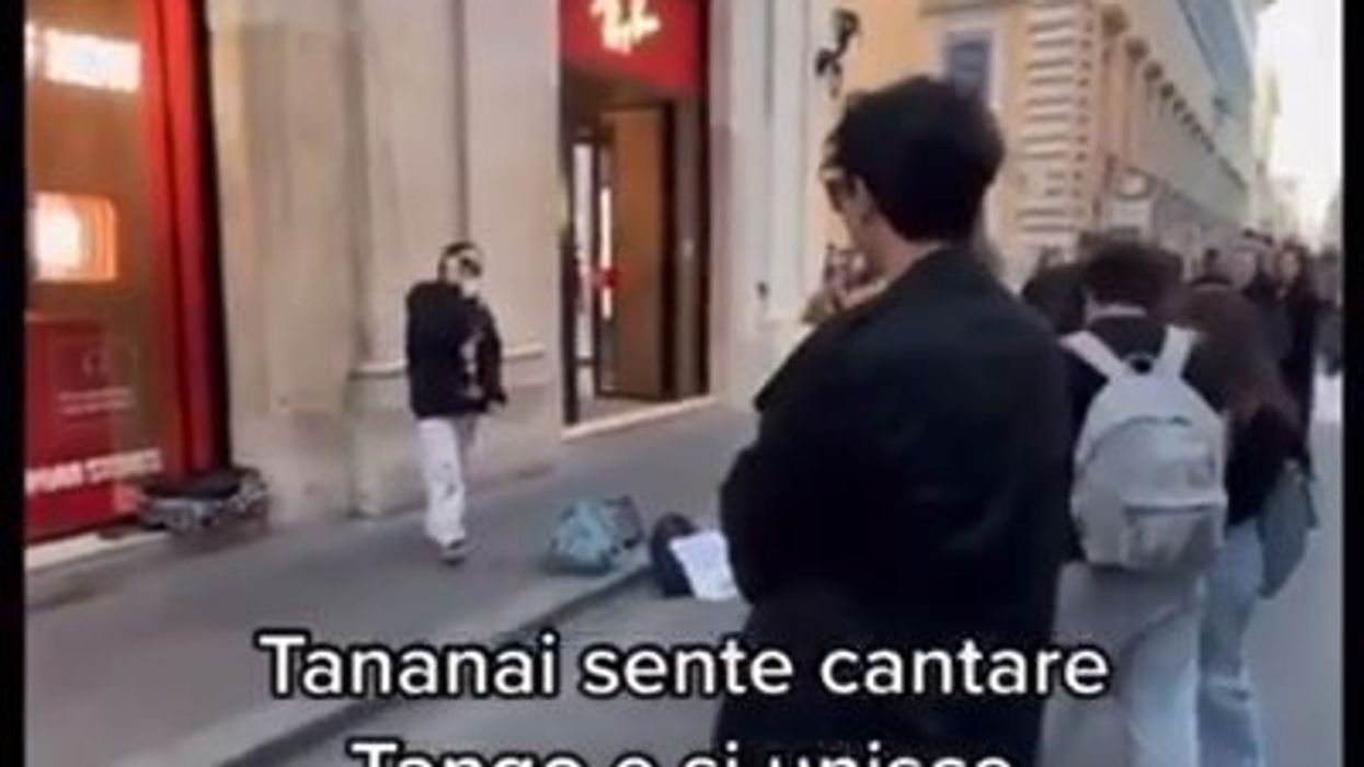 Tananai trova fan che canta Tango a Roma e canta con lei | video