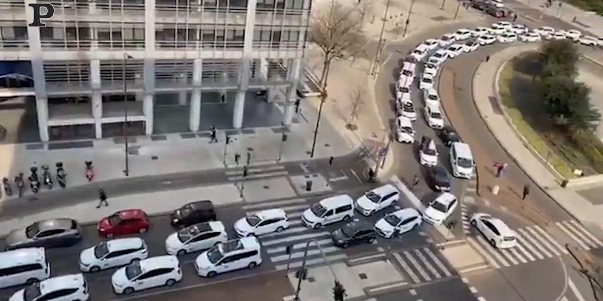 La protesta dei tassisti, centinaia di auto bianche sfilano a suon di clacson | video