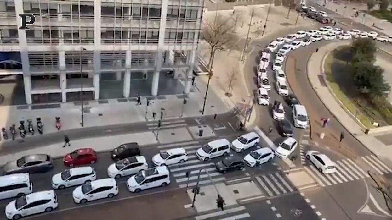La protesta dei tassisti, centinaia di auto bianche sfilano a suon di clacson | video