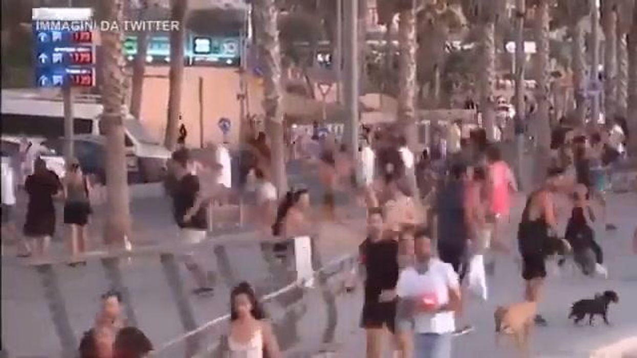 Tel Aviv, suonano le sirene: fuga dalla spiaggia I video