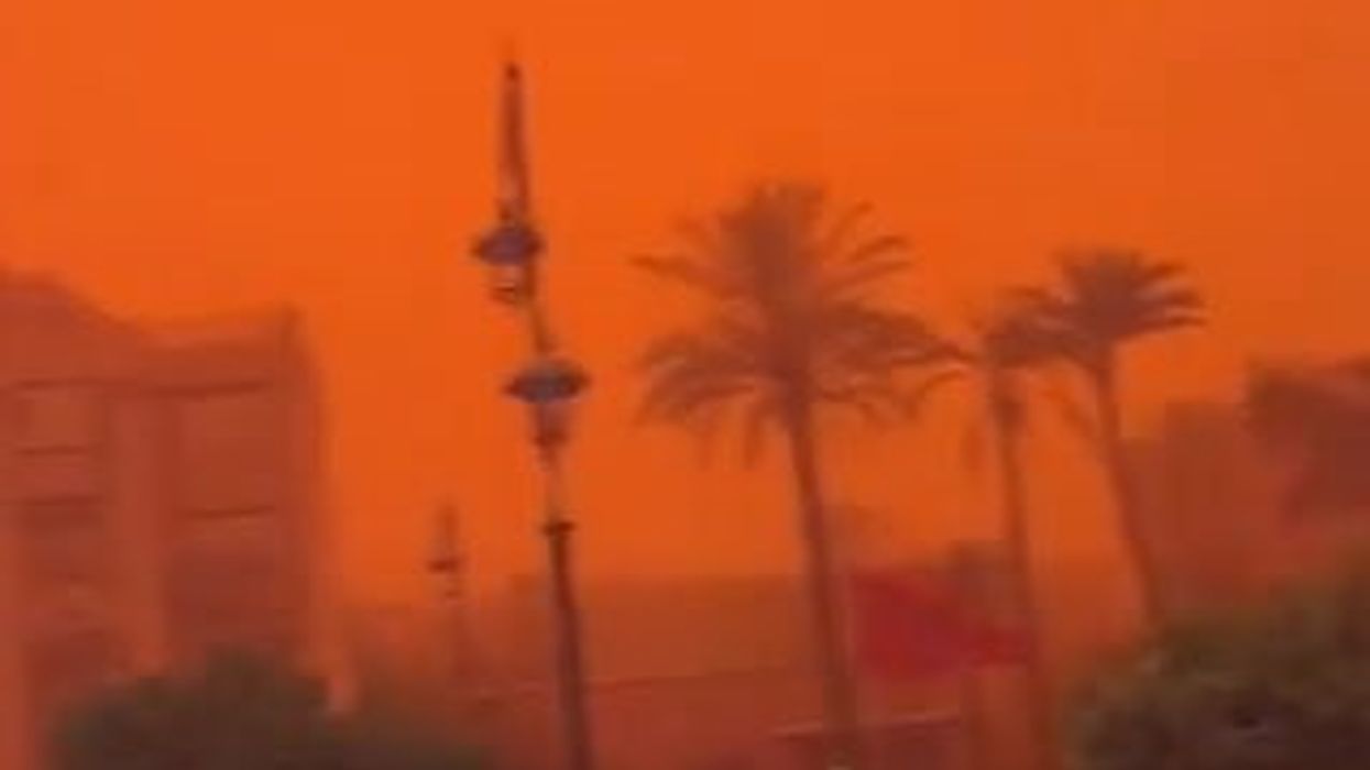 Tempesta di sabbia colora di rosso il cielo a Marrakech | video