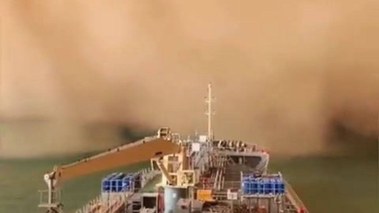 Enorme tempesta di sabbia sul Canale di Suez in Egitto | video