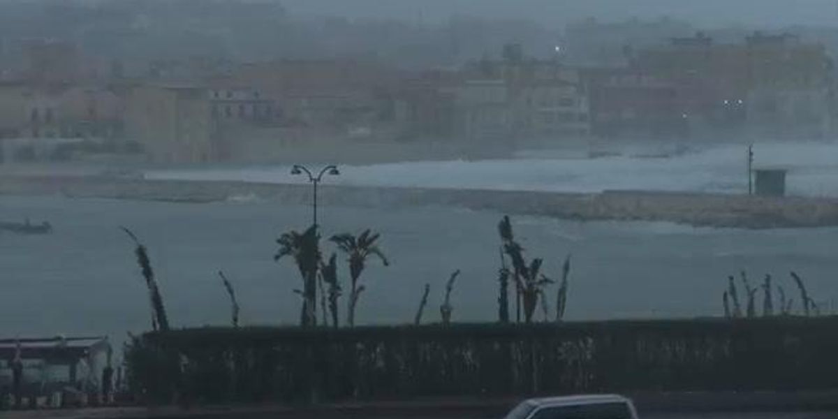 Maltempo a Siracusa: un uragano ha causato allagamenti nella città siciliana | video
