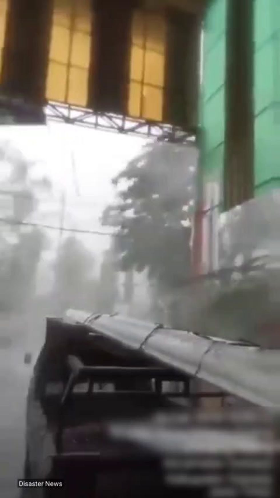 Maltempo in Indonesia; bufera di vento e pioggia torrenziale | video