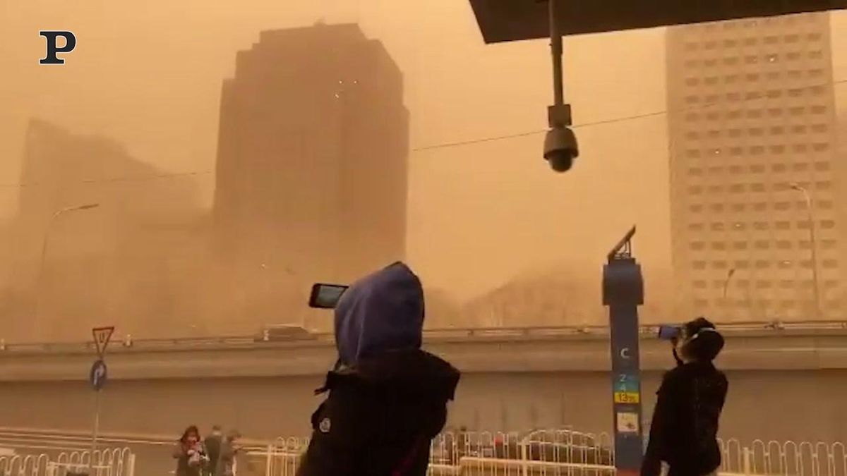 Pechino, tempesta di sabbia gialla e smog | video