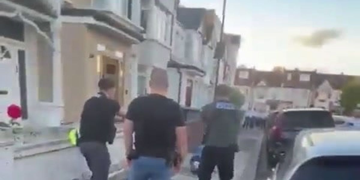 Londra: donna armata di coltello tenta un attentato. La Polizia la arresta | video