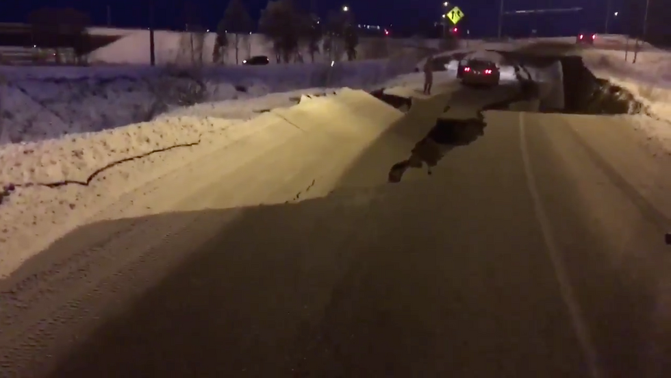 terremoto Alaska strada voragine video