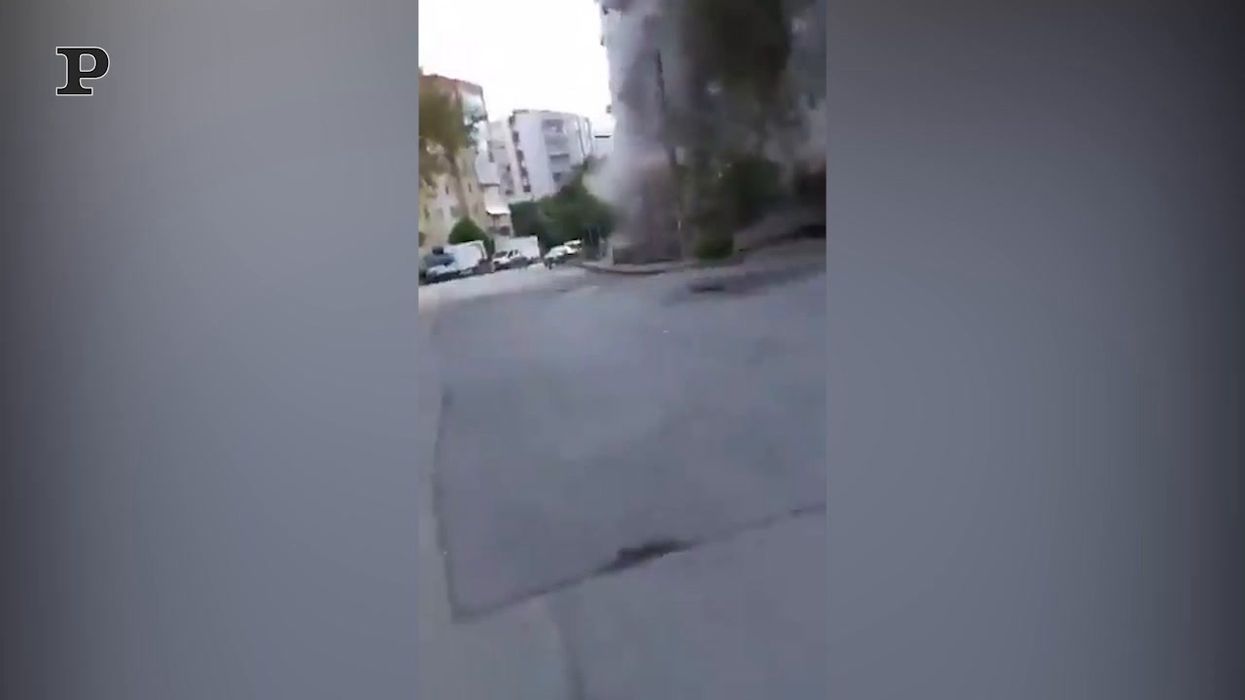 Terremoto a Smirne; un palazzo collassa su se stesso | video