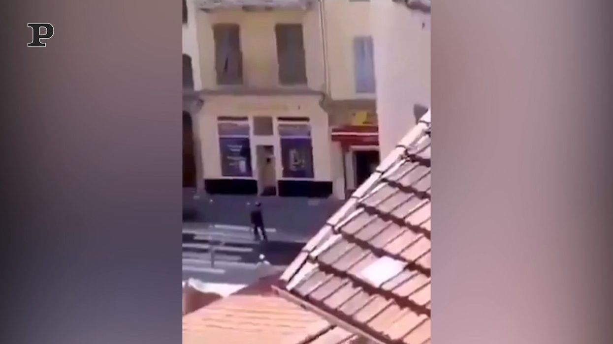Avignone, tenta di attaccare i poliziotti con un coltello: ucciso | video