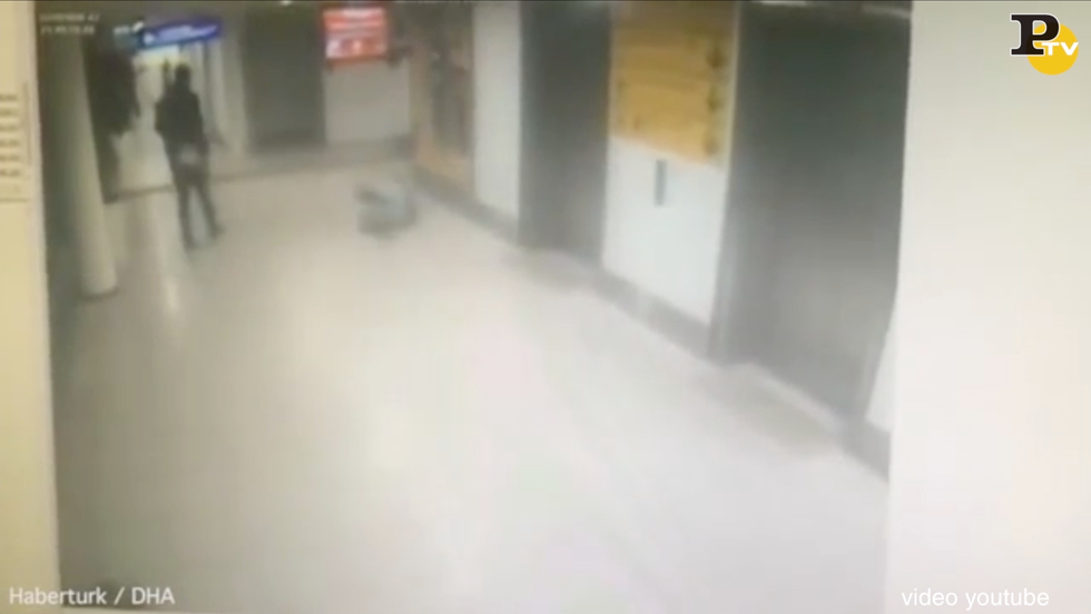 terrorista spara uomo attentato aeroporto istanbul