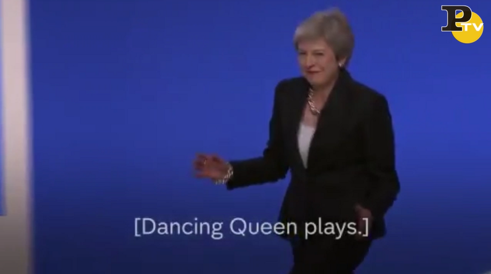 Theresa May balla Dancing Queen video