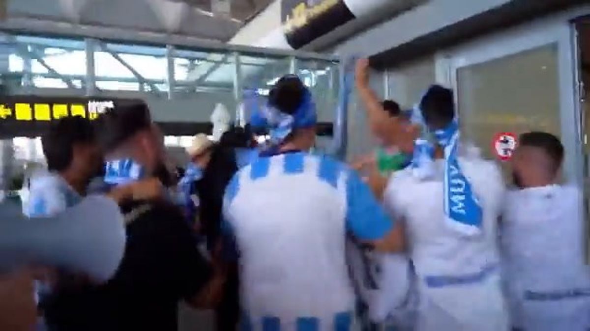 Tifosi del Malaga all’aeroporto accolgono sconosciuti contro il non-mercato del club | video