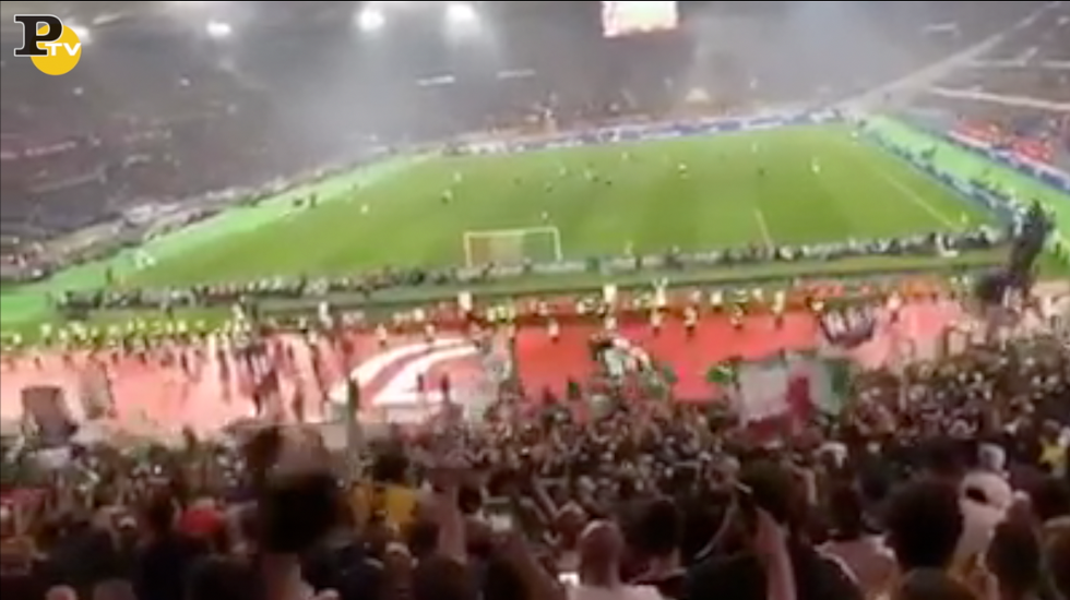 tifosi Juventus cantano coro NApoli usa il sapone video