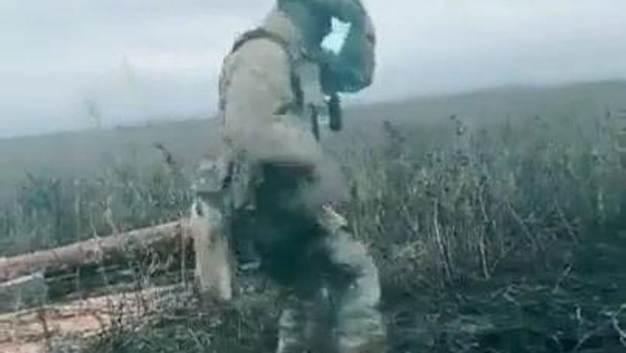 Soldato ucraino fa un balletto su Tik Tok per la figlia | video