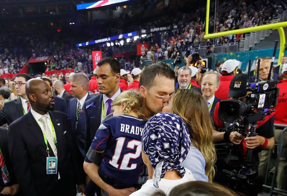 Tom Brady bacia Gisele dopo la vittoria al Super Bowl