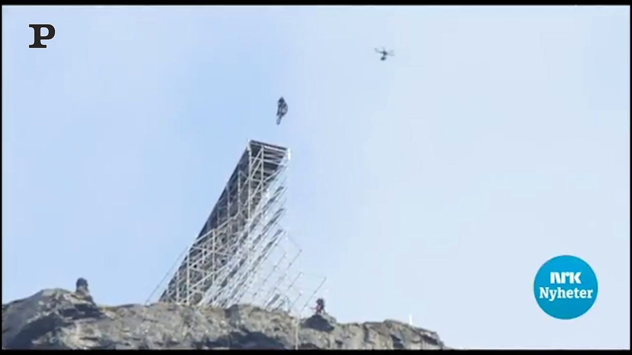 Mission Impossible 7: lo spettacolare volo di Tom Cruise (senza stuntman) | video
