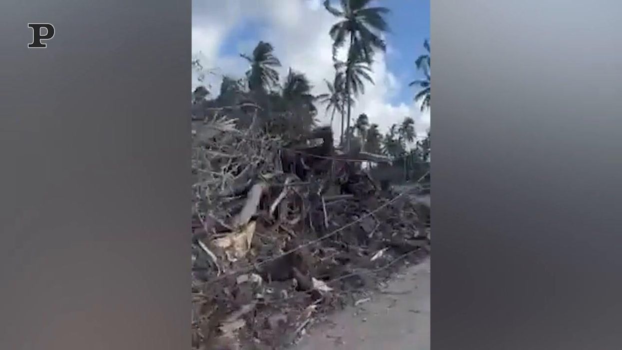 Tonga, le prime immagini dopo l'eruzione e lo tsunami | Video