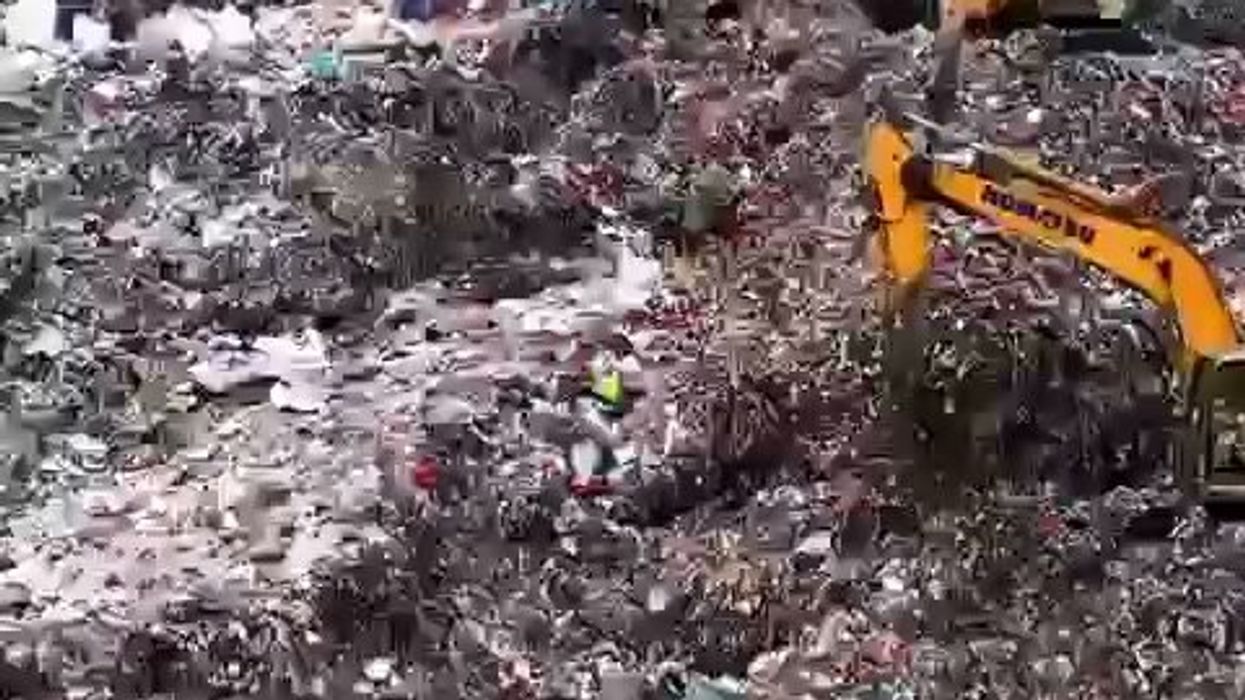 Indonesia, Giacarta: ecco la montagna di spazzatura e rifiuti | video