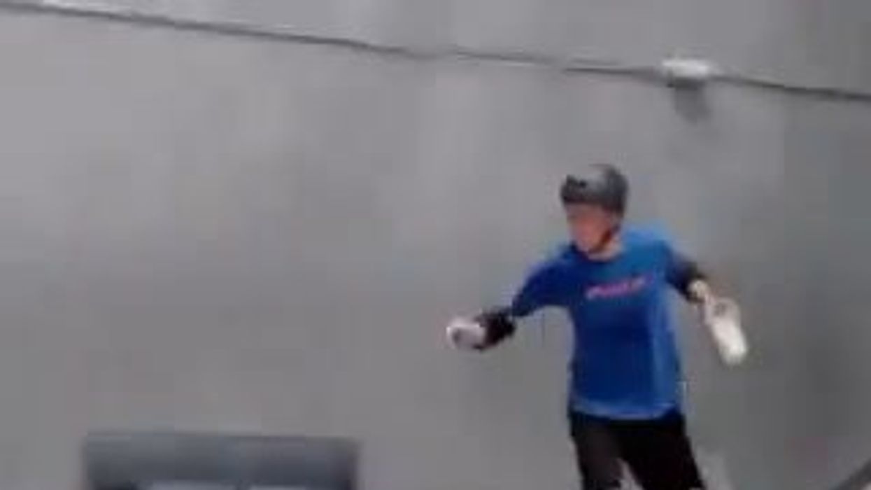 Tony Hawk sfreccia sulla rampa da skate con un bicchiere di latte in mano | video
