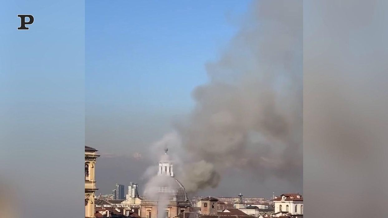 Torino, a fuoco una mansarda in centro: due feriti | Video