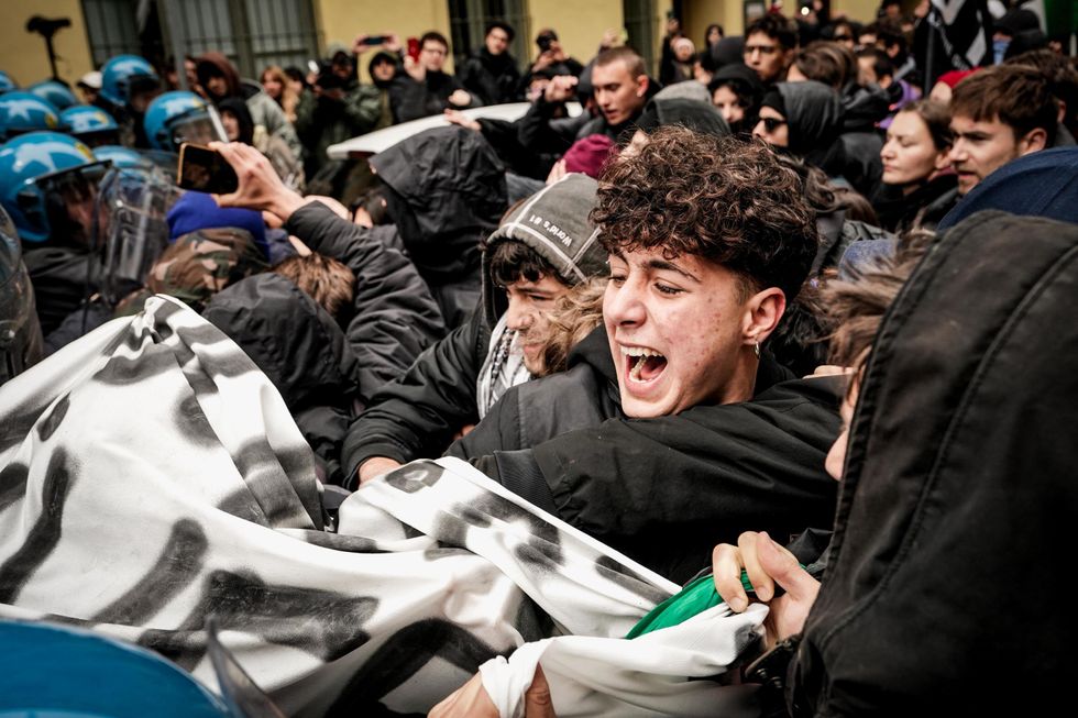 Il mondo degli anarchici di Torino che vuol mettere le mani sull'Università