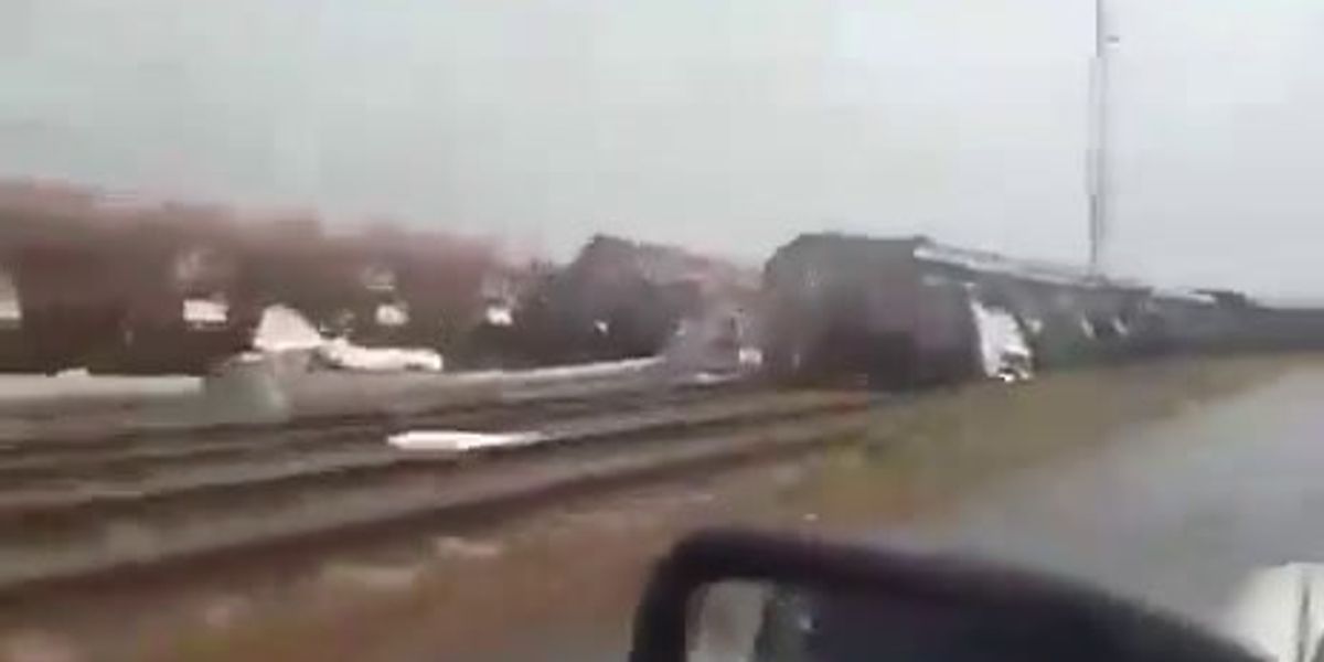 Tornado nel mantovano ribalta treno merci | video
