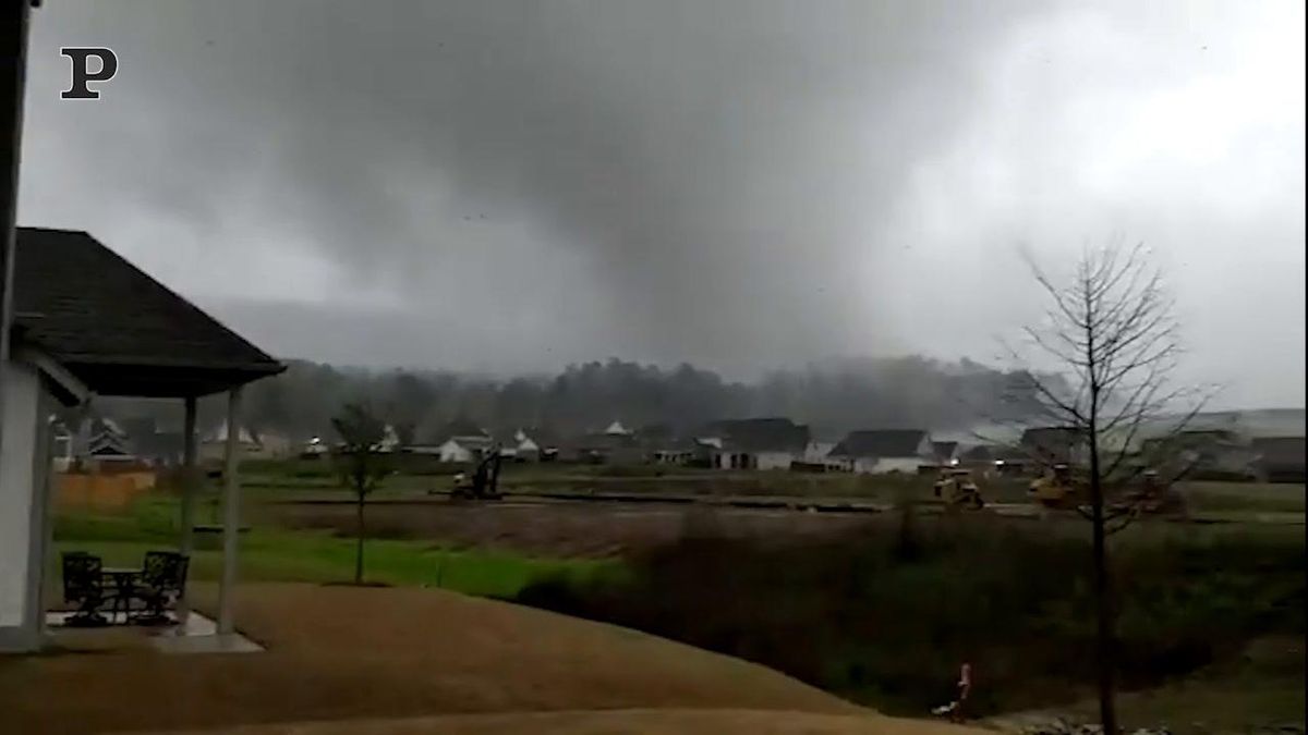 USA, un gigantesco tornado si abbatte sull'Alabama | video