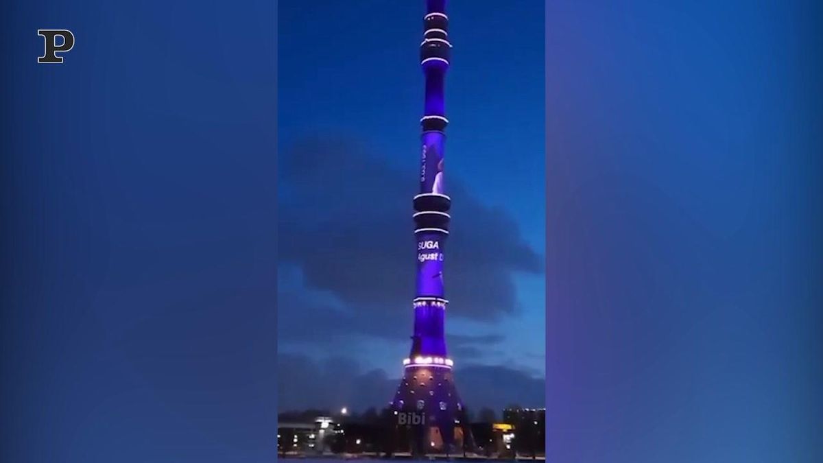 Mosca, la torre più alta d'Europa si illumina per il rapper Yoongi | video
