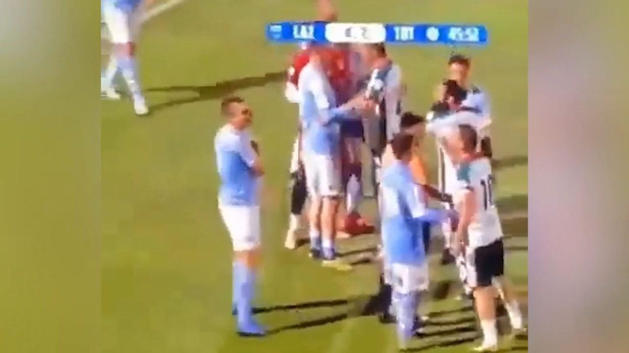 Totti, rissa contro la Lazio nel finale di Supercoppa di calcio a 8 | Video