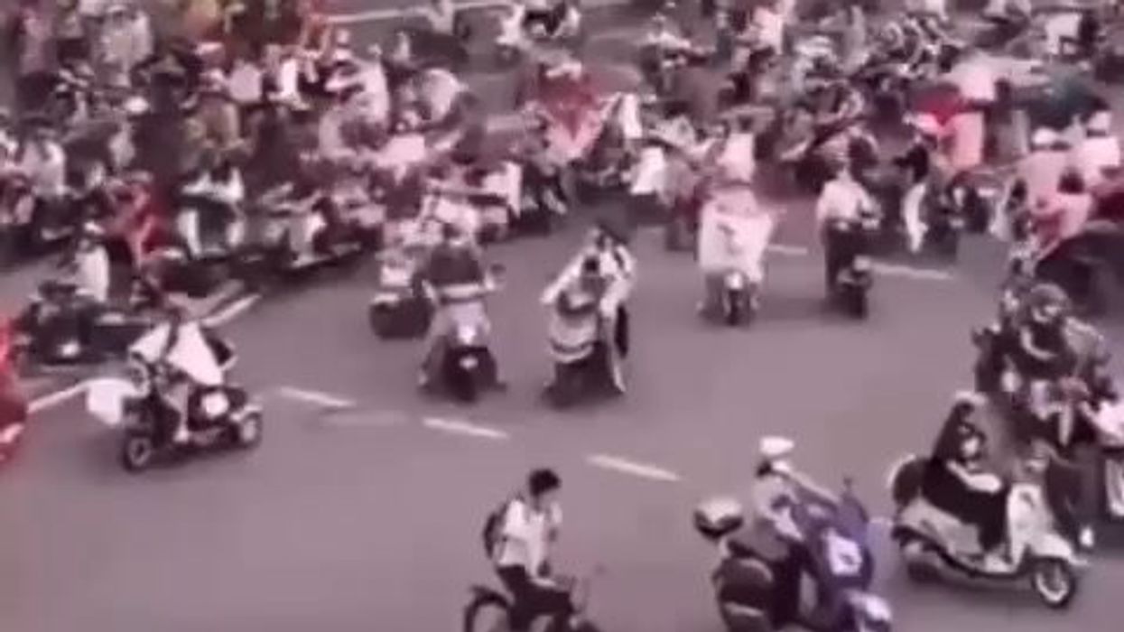 Traffico di motorini, il caos stradale in Thailandia | video